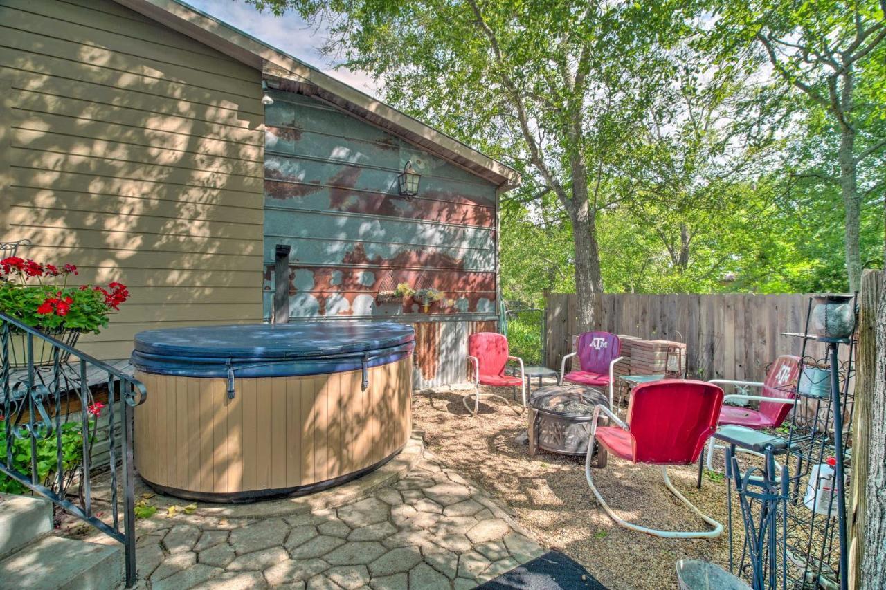 College Station Getaway With Hot Tub And Courtyard! Villa Exterior photo