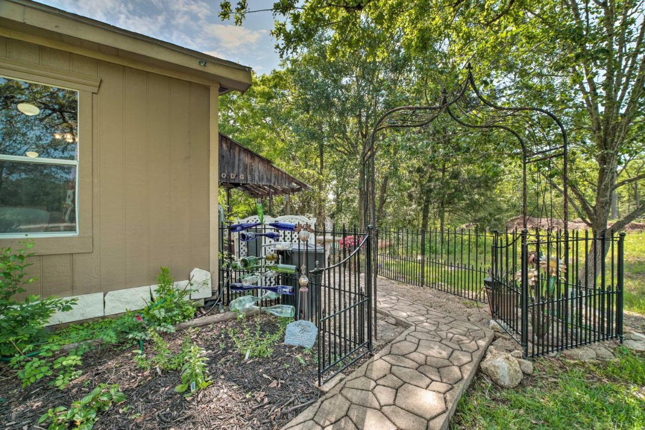 College Station Getaway With Hot Tub And Courtyard! Villa Exterior photo