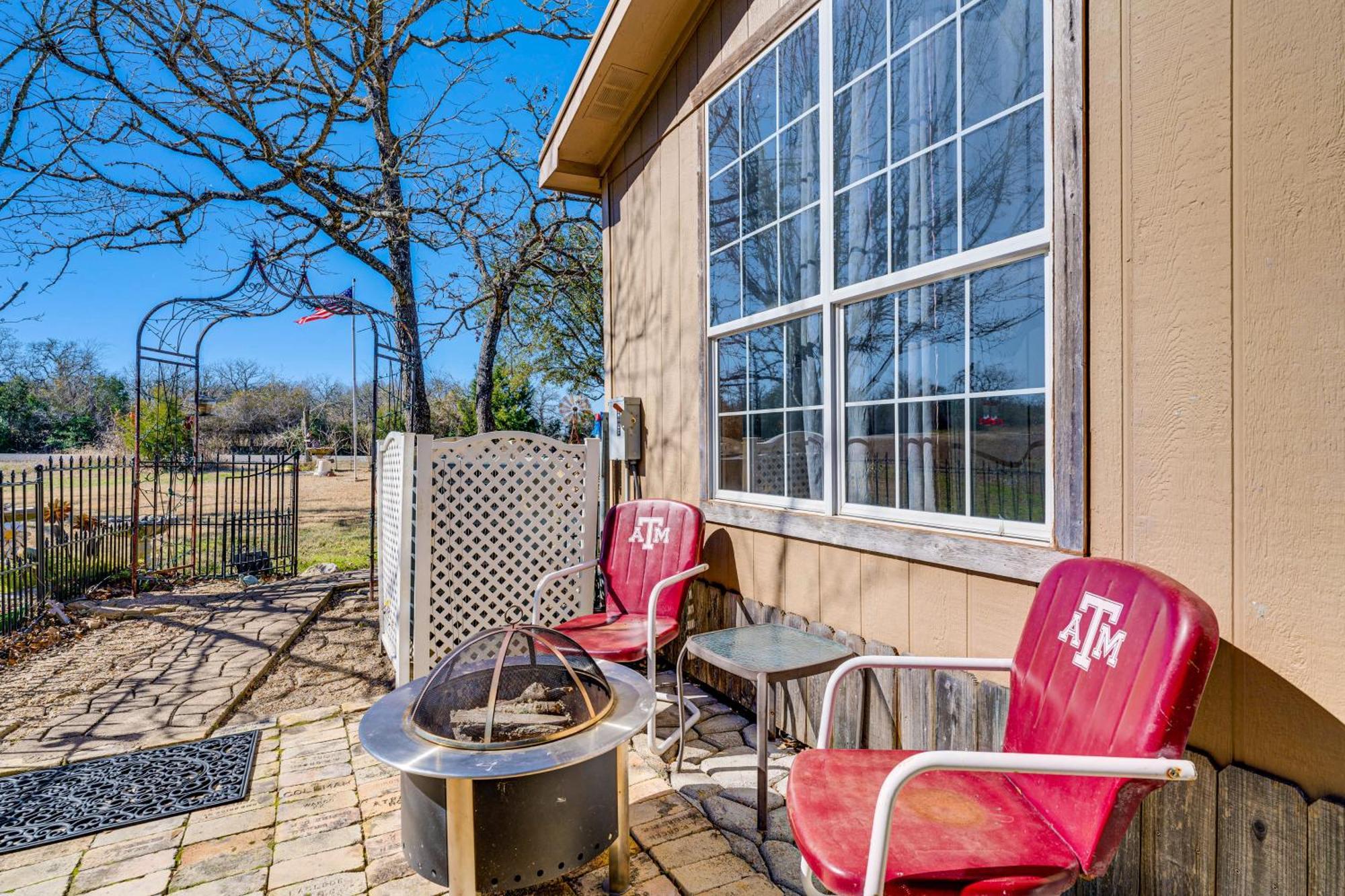 College Station Getaway With Hot Tub And Courtyard! Villa Exterior photo