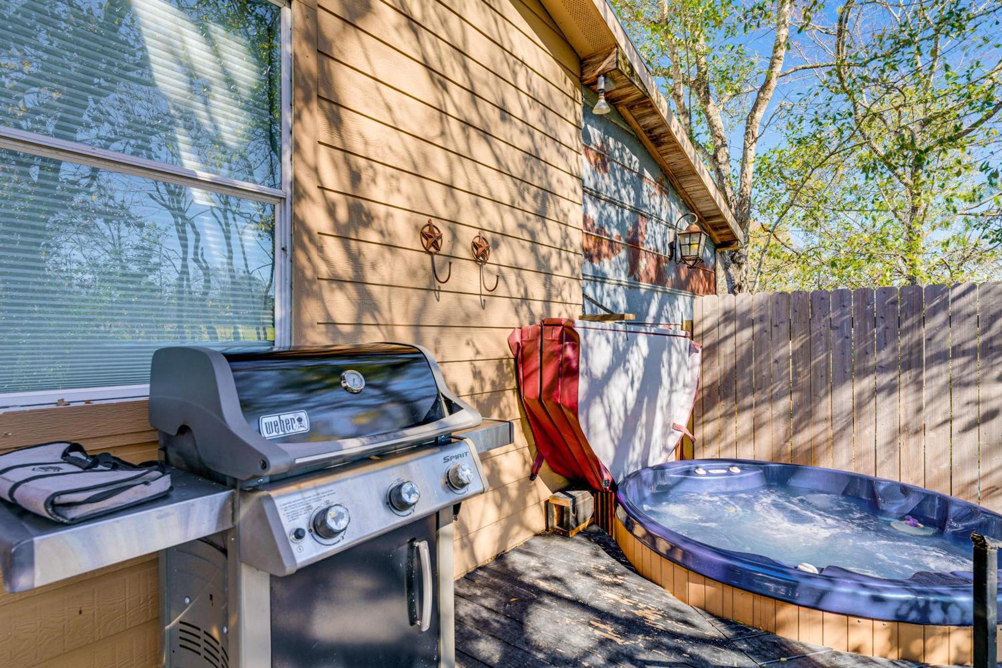 College Station Getaway With Hot Tub And Courtyard! Villa Exterior photo