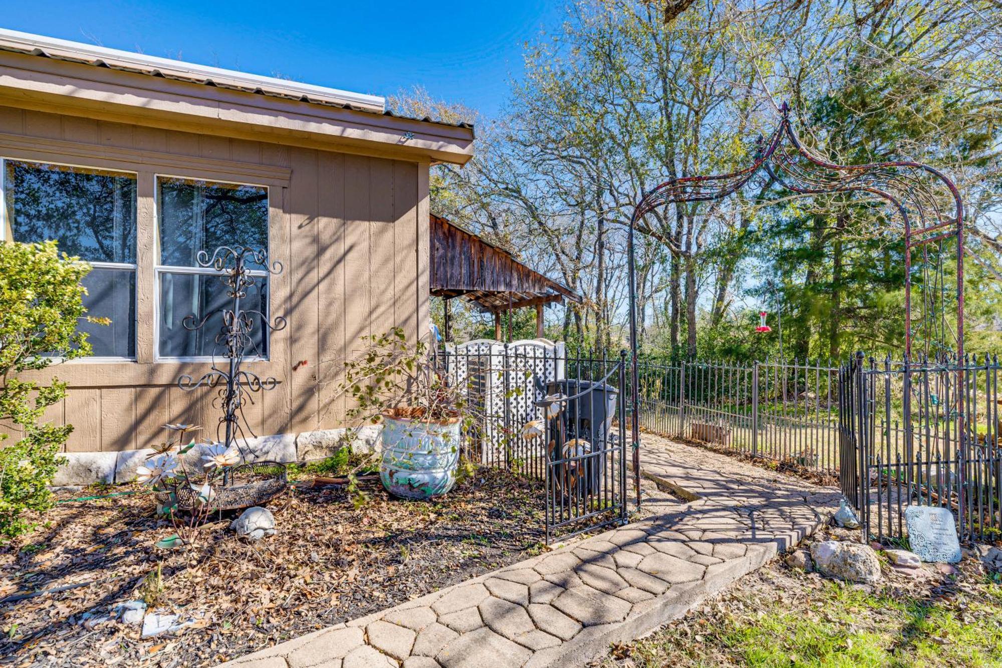 College Station Getaway With Hot Tub And Courtyard! Villa Exterior photo
